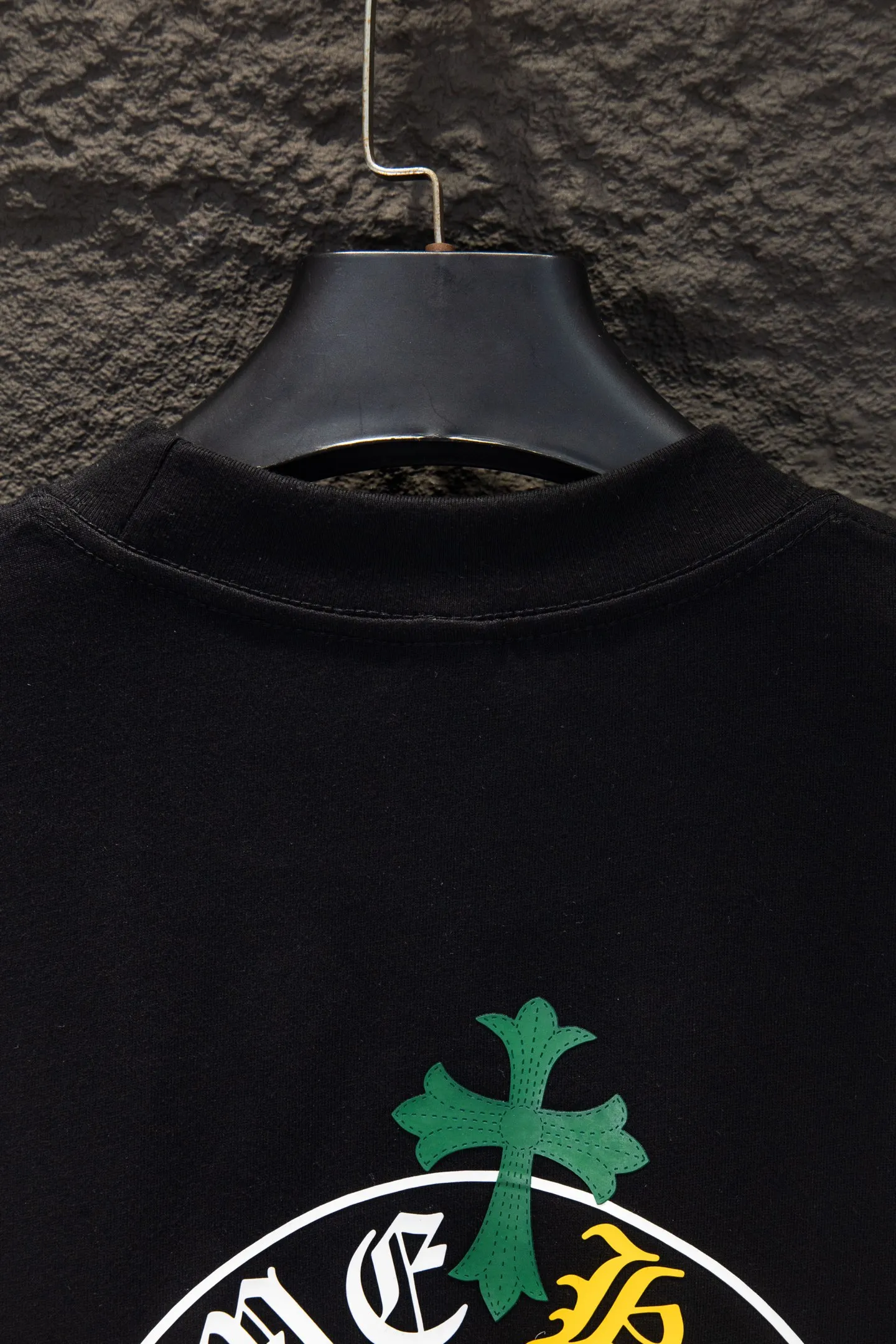 P230 🆕Chrome Hearts os version is really charming and the Crow style is really unique. Each season’s new version is made to the extreme. It is very practical and can be worn casually✔️ - ⚠️100% cotton. It is made of 21 double yarns, 300g weight fabric and imported knitted carded cotton. It has moderate thickness, drape and contour, and the upper body is comfortable! ! It is very tolerant to fat body types and can instantly lose five pounds after wearing it!  Front panel # Back panel Neckline Silicone elements # Imported silicone technology using advanced technology. The body is treated with silicone elements, which greatly increases the interest of the clothing; unique visual effects. After special fraying effect treatment, a unique distressed effect is formed. An irregular hem is added to the version. This year, Crow Heart is focusing on the version. In the past two years, the oversize version has become the focus of the trend. It has also been a popular staple in the past two years. The change of designers has made this brand an instant hit. The progressive fashion of the times also needs the blood impact of fresh elements and trendy designs in order to continue its glory! It’s stylish both inside and outside, a must-have for high street travel! An absolute "eye-catching style" that can match couples 💏 Color: Black White Size: S M L XL